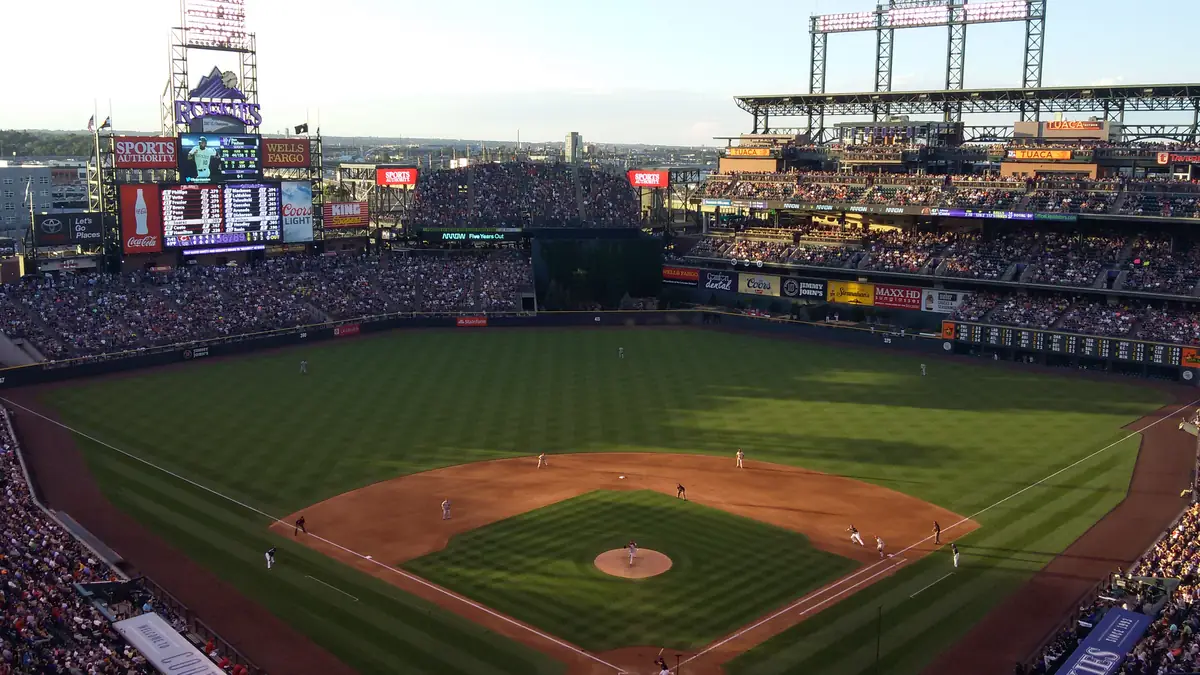 コロラド・ロッキーズの本拠地 Coors Field の全景（標高約1,580メートル）